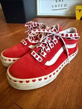 Vans Old Skool Girls Size 1 Red Hearts Shoes Low Top Skate Sneakers
